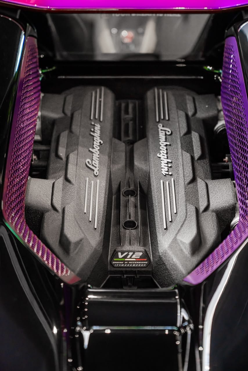 Lamborghini Revuelto 2024 Roxo — foto 8