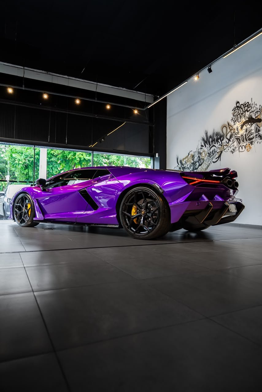Lamborghini Revuelto 2024 Roxo — foto 3