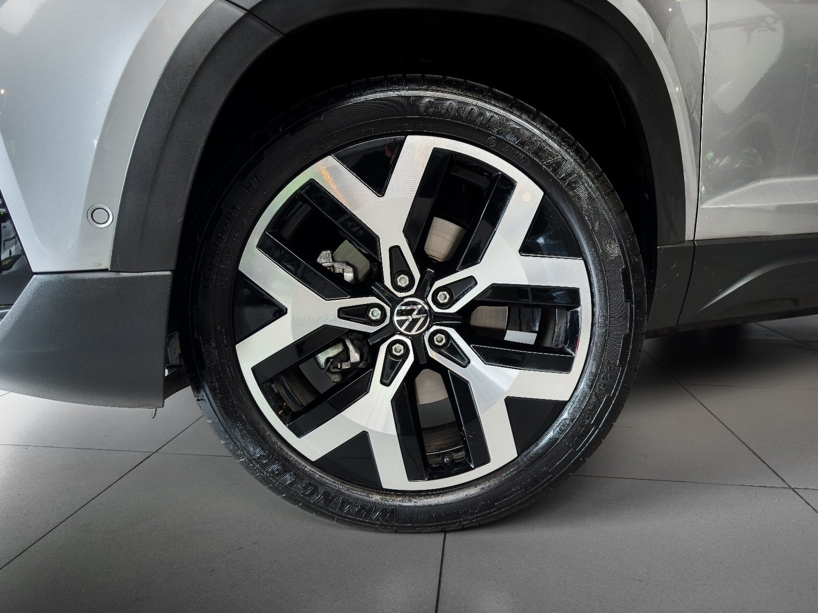 Volkswagen Taos Highline 2024 Cinza — foto 8