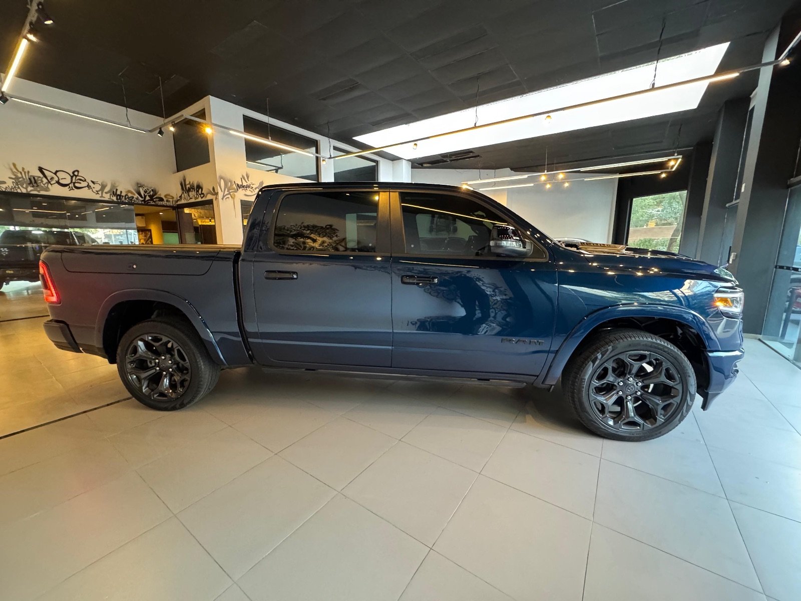 RAM 1500 Limited Night Edition 2023 Azul — foto 4